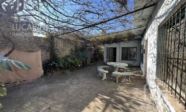 Casa en Berazategui en Venta   Depto a continuacion.