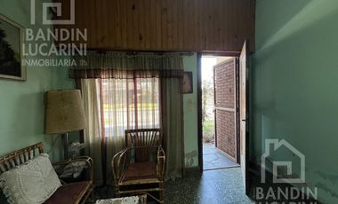 Casa en Berazategui en Venta   Depto a continuacion.