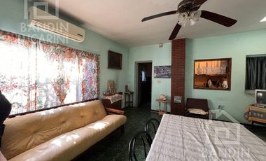 Casa en Berazategui en Venta   Depto a continuacion.