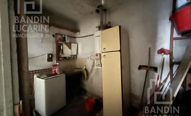 Casa en Berazategui en Venta   Depto a continuacion.
