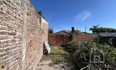 Casa en Berazategui en Venta   Depto a continuacion.