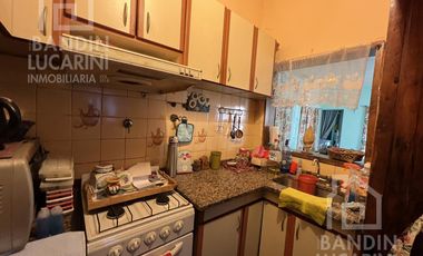 Casa en Berazategui en Venta   Depto a continuacion.