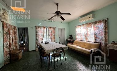 Casa en Berazategui en Venta   Depto a continuacion.