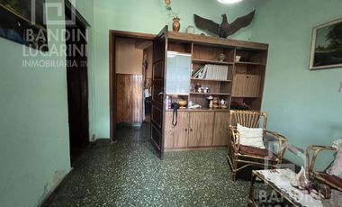 Casa en Berazategui en Venta   Depto a continuacion.