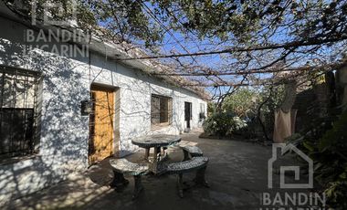 Casa en Berazategui en Venta   Depto a continuacion.