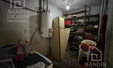Casa en Berazategui en Venta   Depto a continuacion.