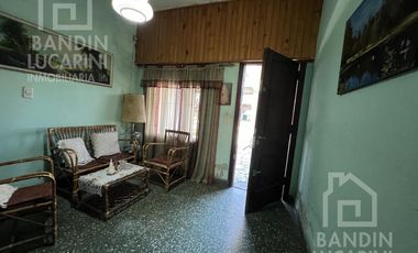 Casa en Berazategui en Venta   Depto a continuacion.