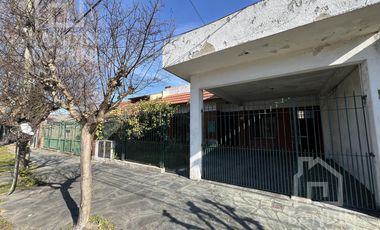 Casa en Berazategui en Venta   Depto a continuacion.