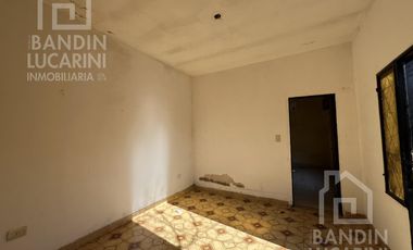Casa en Berazategui en Venta   Depto a continuacion.