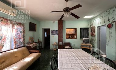 Casa en Berazategui en Venta   Depto a continuacion.
