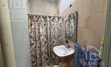Casa en Berazategui en Venta   Depto a continuacion.