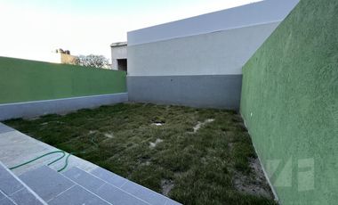 VENTA  Villa Carlos Paz  Centro nuevo 3 dormitorios cochera doble amenities Patio