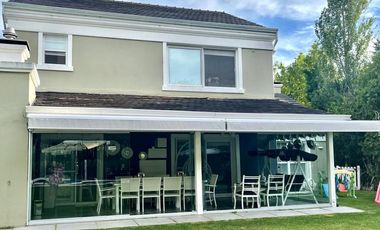 Casa en alquiler  de seis ambientes  amoblada con piscina en Abril Club de Campo