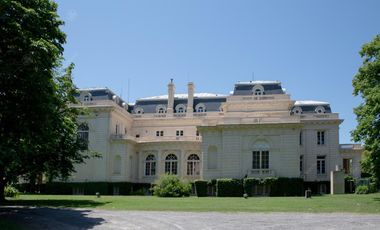 Casa en alquiler  de seis ambientes  amoblada con piscina en Abril Club de Campo