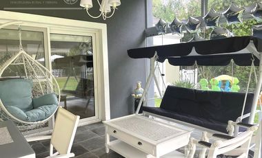 Casa en alquiler  de seis ambientes  amoblada con piscina en Abril Club de Campo