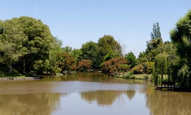 Casa en alquiler  de seis ambientes  amoblada con piscina en Abril Club de Campo