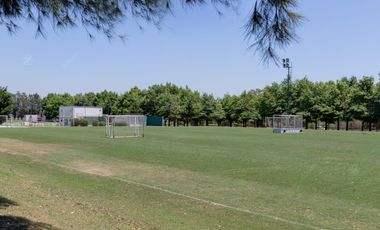 Casa en alquiler  de seis ambientes  amoblada con piscina en Abril Club de Campo