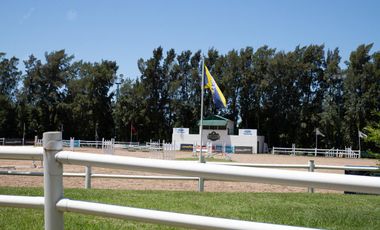 Casa en alquiler  de seis ambientes  amoblada con piscina en Abril Club de Campo