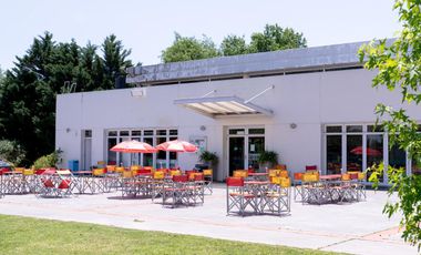 Casa en alquiler  de seis ambientes  amoblada con piscina en Abril Club de Campo