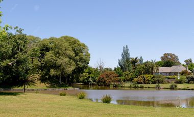 Casa en alquiler  de seis ambientes  amoblada con piscina en Abril Club de Campo