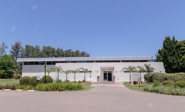 Casa en alquiler  de seis ambientes  amoblada con piscina en Abril Club de Campo