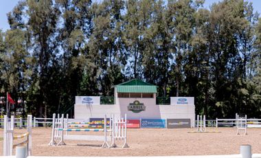 Casa en alquiler  de seis ambientes  amoblada con piscina en Abril Club de Campo