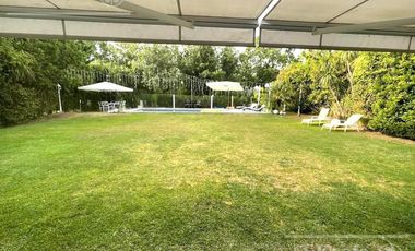 Casa en alquiler  de seis ambientes  amoblada con piscina en Abril Club de Campo