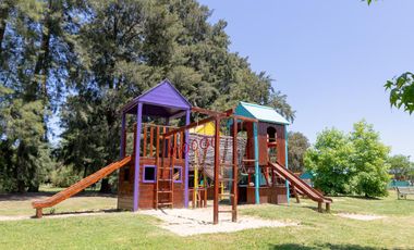 Casa en alquiler  de seis ambientes  amoblada con piscina en Abril Club de Campo