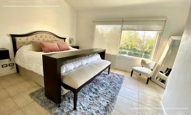 Casa en alquiler  de seis ambientes  amoblada con piscina en Abril Club de Campo