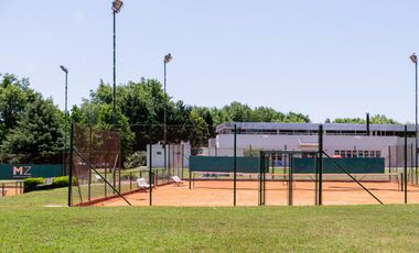 Casa en alquiler  de seis ambientes  amoblada con piscina en Abril Club de Campo