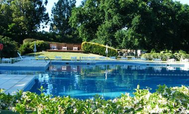 Casa en alquiler  de seis ambientes  amoblada con piscina en Abril Club de Campo