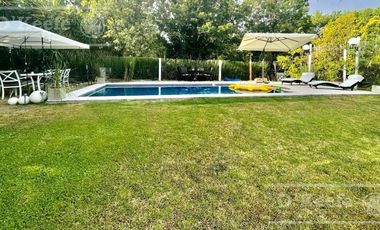Casa en alquiler  de seis ambientes  amoblada con piscina en Abril Club de Campo
