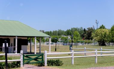 Casa en alquiler  de seis ambientes  amoblada con piscina en Abril Club de Campo