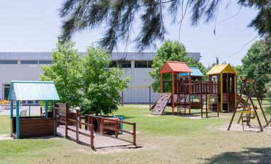 Casa en alquiler  de seis ambientes  amoblada con piscina en Abril Club de Campo