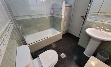 Casa en  venta en Vicente Lopez,  residencial, buen lote, ideal actualizar