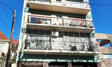 Vicente López - Excelente ubicación! - Cómodo departamento 2 amb  con 2 Patios!