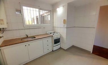 Vicente López - Excelente ubicación! - Cómodo departamento 2 amb  con 2 Patios!
