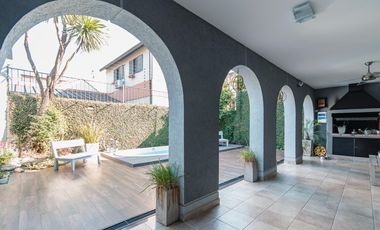 Venta casa 4 amb con patio, piscina y cochera en Ramos Mejia.