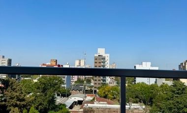 Muy lindo monoambiente en piso alto, vista abierta y pura luz! Excelente ubicación!