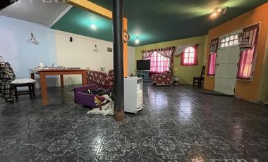 Venta de casa de 7 ambientes con cochera en Ingeniero Maschwitz