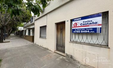 Casa/PH al Frente, 4 Amb. con Patio, a Mejorar