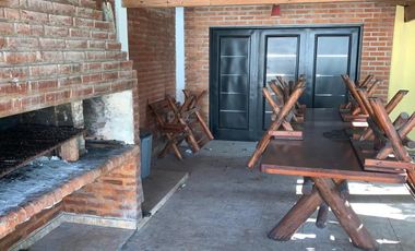 Casa en venta - 4 Dormitorios 3 Baños - Cocheras - 538Mts2 - Villa Udaondo, Ituzaingó