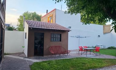 Casa en venta - 4 Dormitorios 3 Baños - Cocheras - 538Mts2 - Villa Udaondo, Ituzaingó