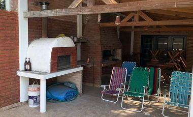 Casa en venta - 4 Dormitorios 3 Baños - Cocheras - 538Mts2 - Villa Udaondo, Ituzaingó