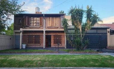 Casa en venta - 4 Dormitorios 3 Baños - Cocheras - 538Mts2 - Villa Udaondo, Ituzaingó