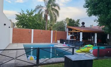 Casa en venta - 4 Dormitorios 3 Baños - Cocheras - 538Mts2 - Villa Udaondo, Ituzaingó