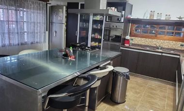 Casa en venta - 4 Dormitorios 3 Baños - Cocheras - 538Mts2 - Villa Udaondo, Ituzaingó
