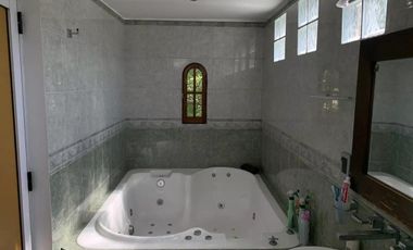 Casa en venta - 4 Dormitorios 3 Baños - Cocheras - 538Mts2 - Villa Udaondo, Ituzaingó