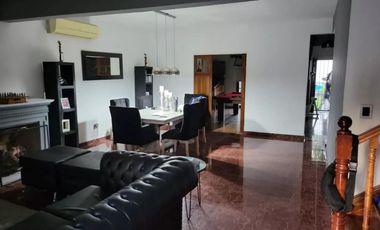 Casa en venta - 4 Dormitorios 3 Baños - Cocheras - 538Mts2 - Villa Udaondo, Ituzaingó