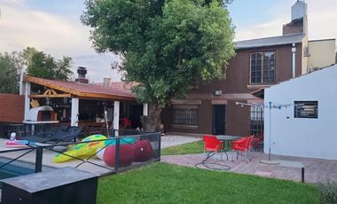Casa en venta - 4 Dormitorios 3 Baños - Cocheras - 538Mts2 - Villa Udaondo, Ituzaingó